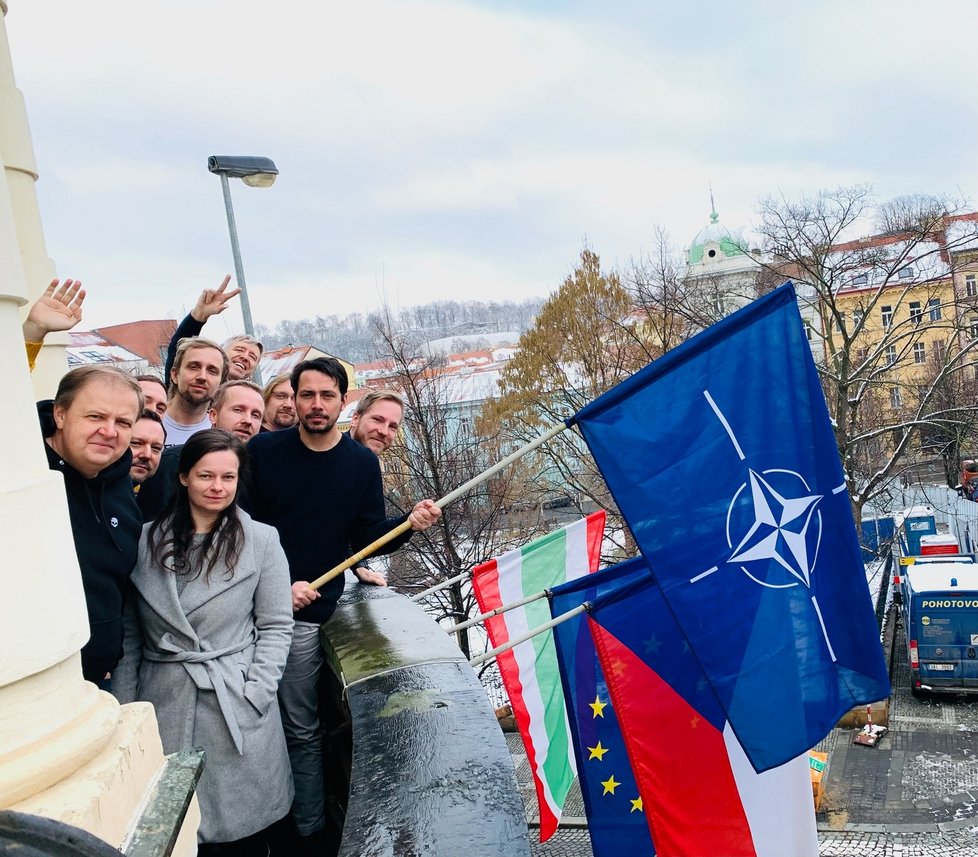 Praha 3 vyvěsila vlajku NATO v reakci na Babišova slova o tom, že by v případě vojenského konfliktu nepodpořil české spojence. Nad vchodem radnice se vlajka objevila hned v pondělí.