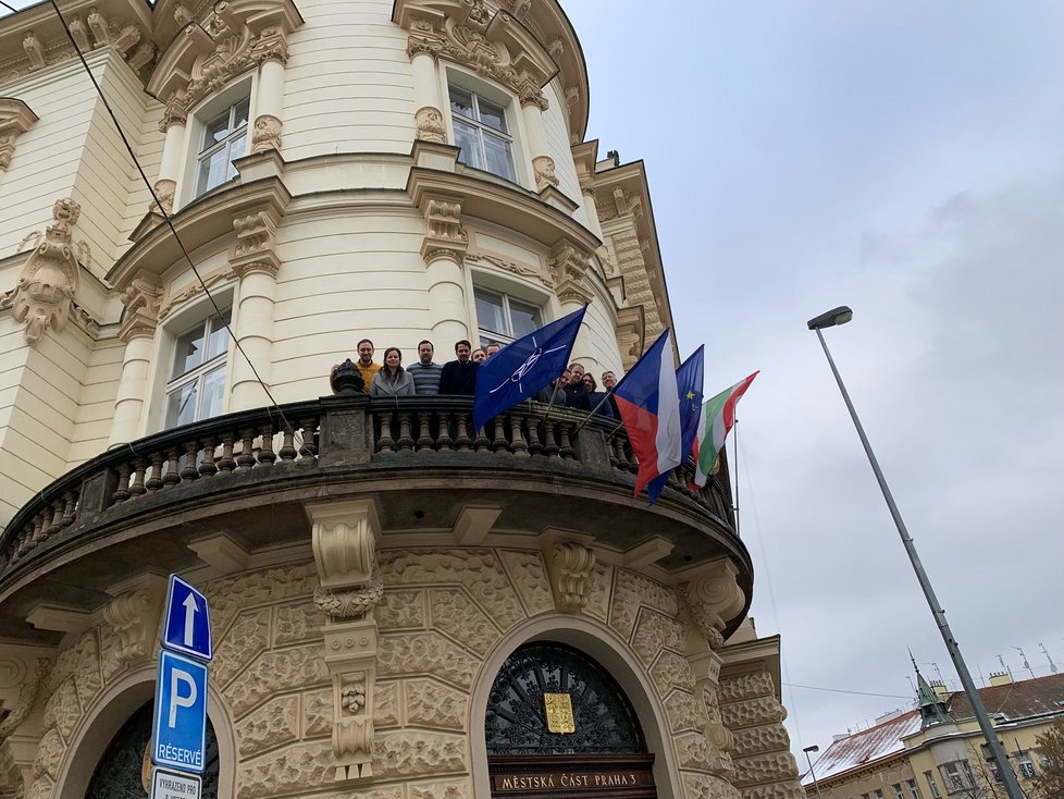 Praha 3 vyvěsila vlajku NATO v reakci na Babišova slova o tom, že by v případě vojenského konfliktu nepodpořil české spojence. Nad vchodem radnice se vlajka objevila hned v pondělí.