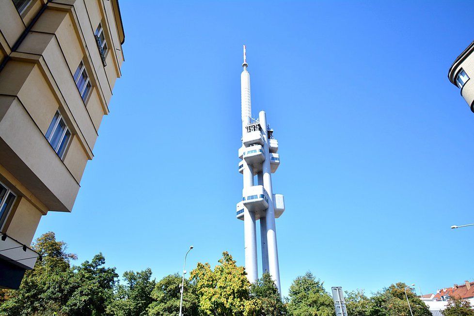 Žižkovský vysílač je dnes patrně nejznámější stavbou, která stojí na Žižkově. Mnohem dříve než vznikla, byla však dominantou svérázné čtvrti, žižkovská radnice. Dodnes je jednou z nejpůsobivějších svého druhu v Praze.