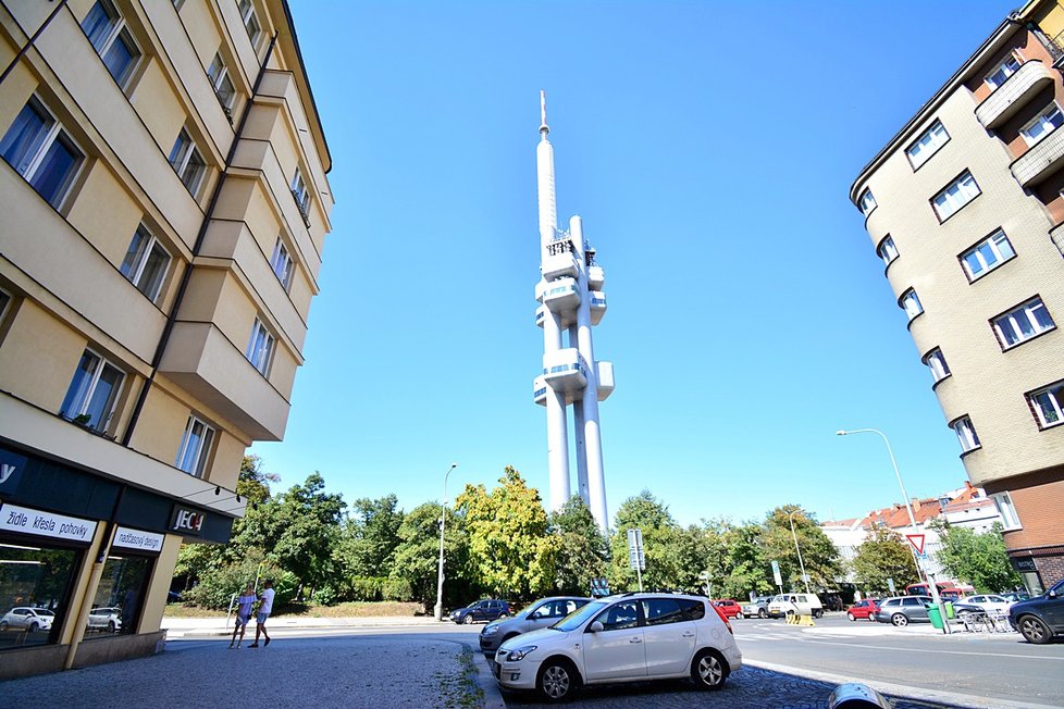 Žižkovský vysílač je dnes patrně nejznámější stavbou, která stojí na Žižkově. Mnohem dříve než vznikla, byla však dominantou svérázné čtvrti, žižkovská radnice. Dodnes je jednou z nejpůsobivějších svého druhu v Praze.