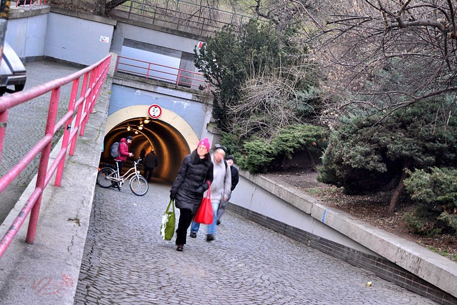 Žižkovský tunel pro pěší ústí z jedné strany na Tachovské náměstí.