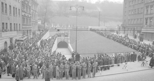 Slavností otevření tunelu roku 1953