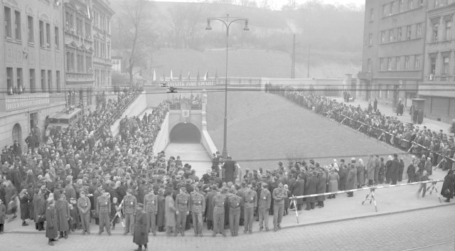 Slavností otevření tunelu roku 1953