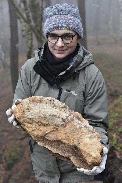 Zuzana Vařilová ukazuje nález zkamenělin z období křídy.