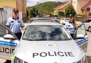 Dva ze tří zachránců zkolabovaného seniora. Kuřimská policejní hlídka ve složení Barbora Vokálková a Pavel Stošek