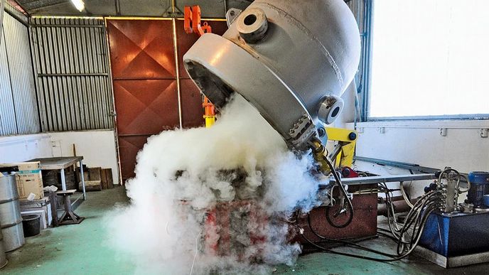 Zkouška výbušnin Explosie ve střelné komoře Ústavu energetických materiálů Pardubické univerzity byla v tomto případě efektní pro potřeby fotografů. Běžně jsou nebezpečné látky odsáty ještě před otevřením komory