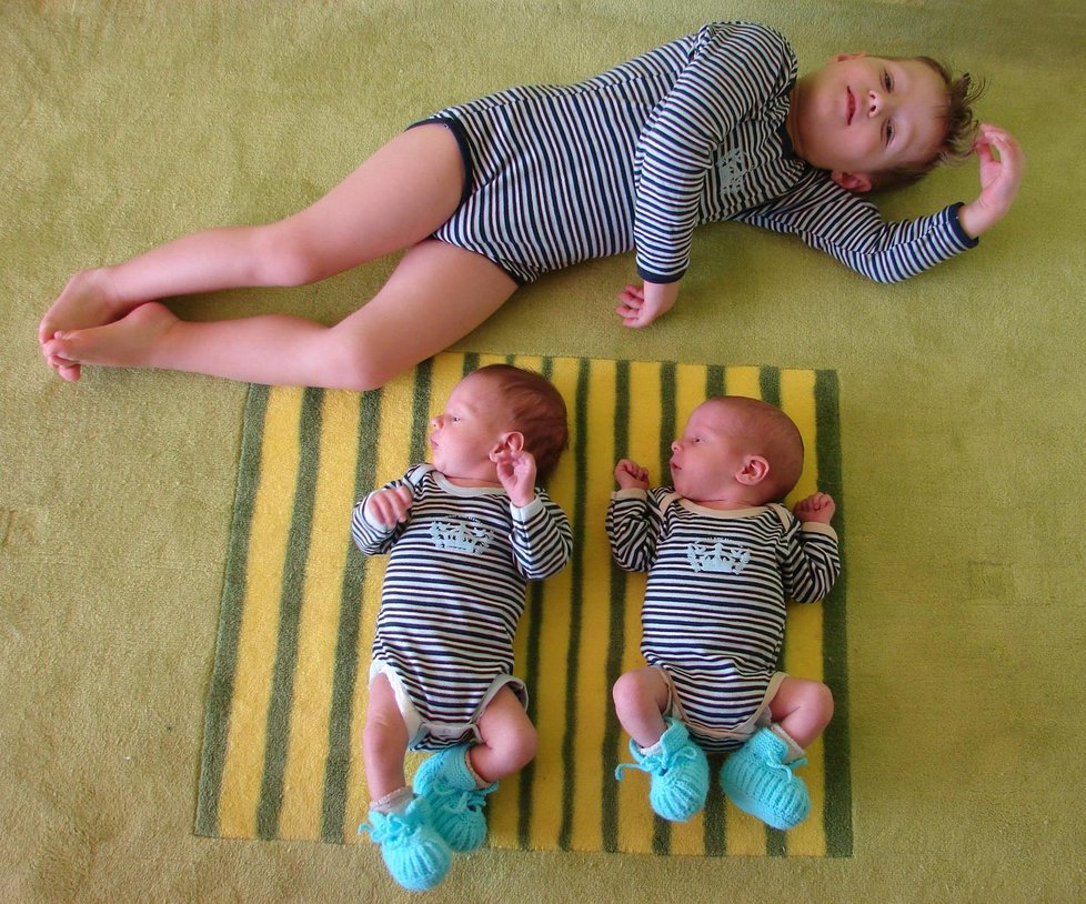 Bratři v triku, přesně takhle Lenka s Tomášem nazvali tuhle fotografi i. Dvojčatům na ní je asi 8 týdnů.