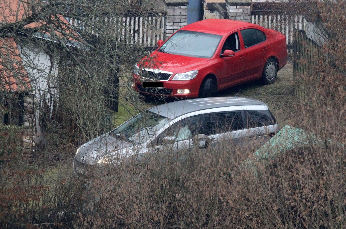 Dvůr je příliš malý pro dvě auta. Partneři provádějí manévry se svými vozy, aby mohl Štěpánek odjet.