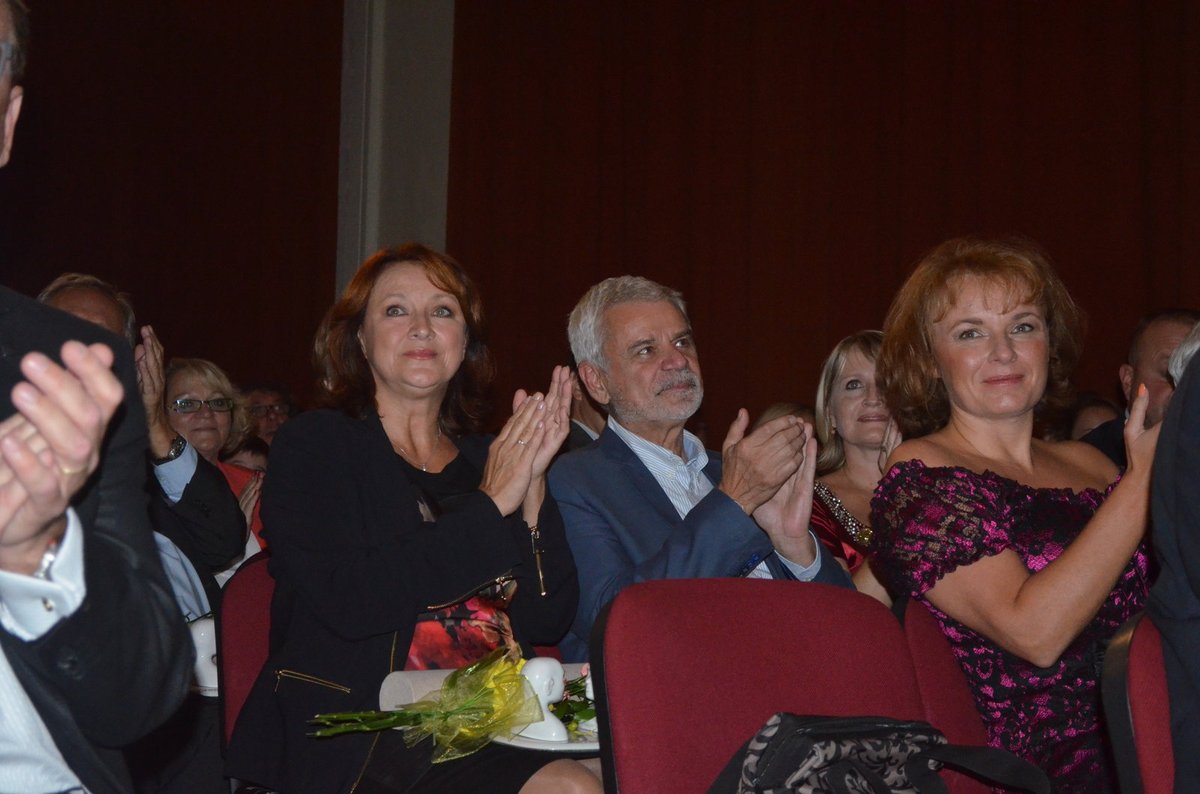 Zlatu Adamovskou (56), která si odnesla cenu za nejlepší ženský herecký výkon v dabingu, doprovázel manžel Petr Štěpánek (66).