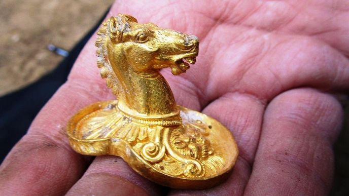 Zlatá koňská hlava z pokladu nalezeného u vsi Sveštari