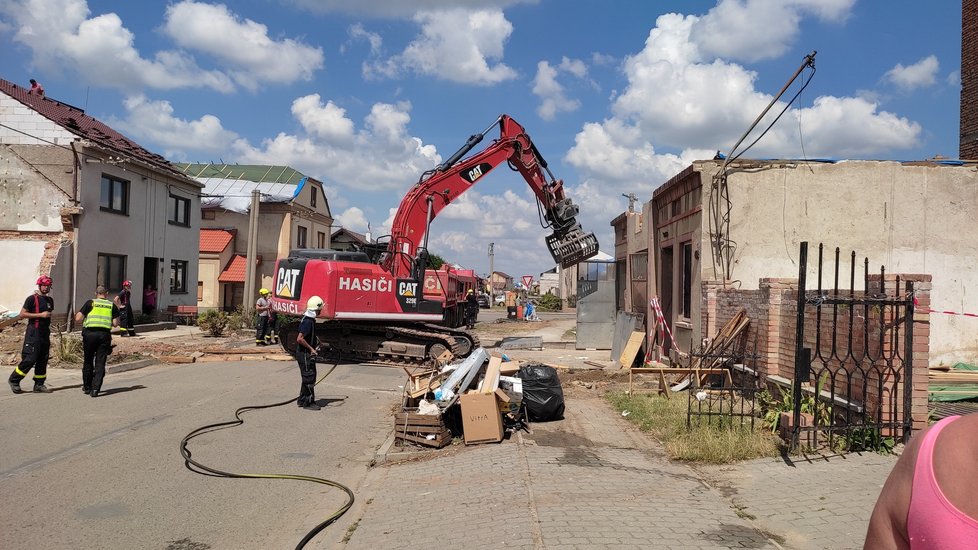 Maděřičovi sousedí přímo s hasičskou zbrojnicí. Hasiči ji v pátek 16. července zdemolovali.