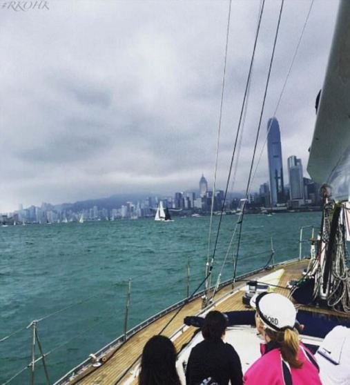 Zlatá mládež z Hongkongu se chlubí svým bohatstvím.