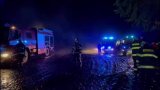 Velký požár zasáhl stáje na Trutnovsku: Uhynulo 150 krav a náročný zásah hasičů