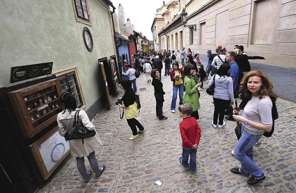 Zlatou uličkou ročně projdou statisíce turistů. Kvůli koronakrizi ale spusta z nich vypovídá nájemní smlouvy