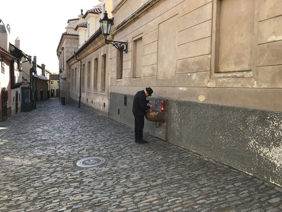 Obydlí si ve Zlaté uličce postavili koncem 16. století Hradní střelci. Bydlelo se tu do 50. let minulého století.