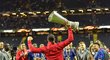 Zraněný útočník Manchesteru United Zlatan Ibrahimovic slaví s trofejí pro vítěze Evropské ligy