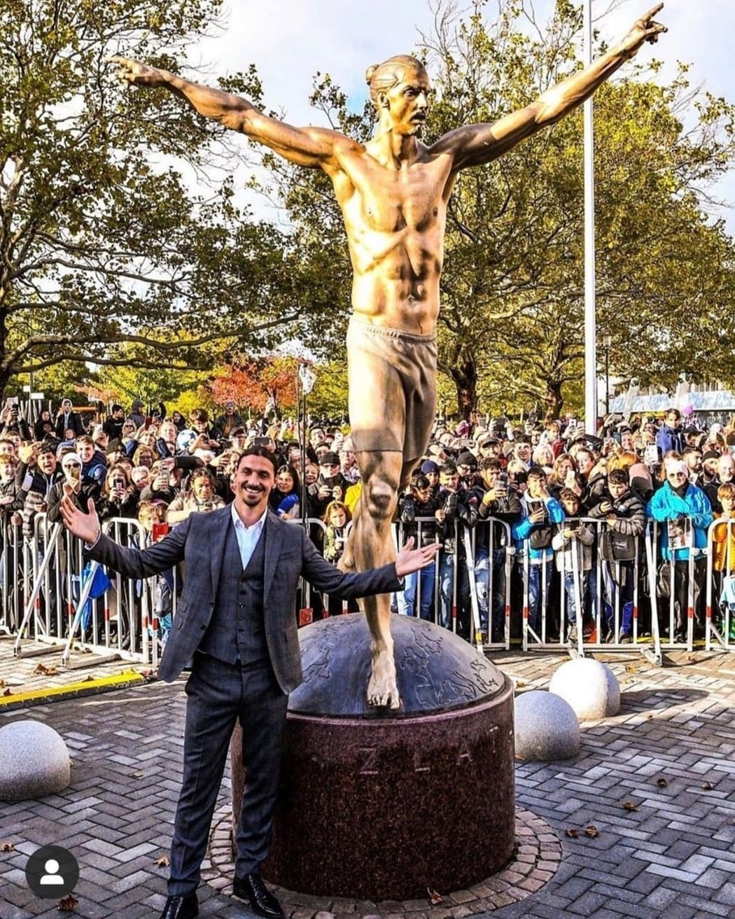 Švédský kanonýr Zlatan Ibrahimovic se svou sochou
