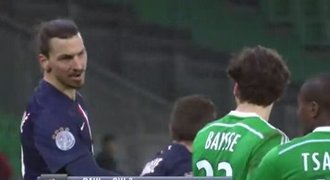 Kdo sakra jsi? Zlatan se vysmál soupeři, jméno četl na zádech