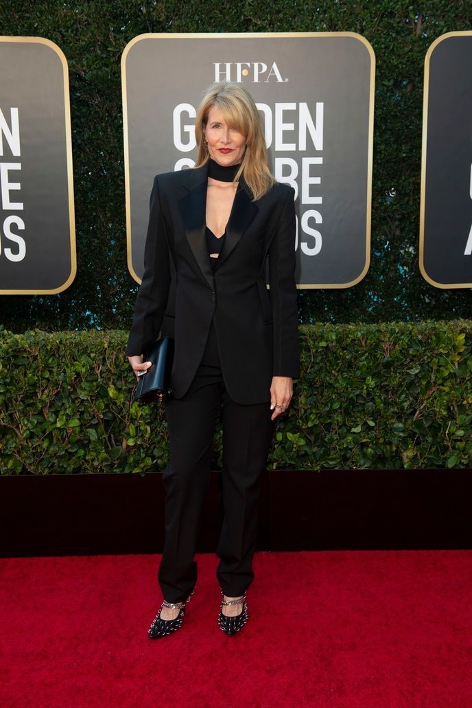 Laura Dern v kalhotovém kostýmu Givenchy