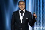 George Clooney měl na sobě odznak s nápisem Je suis Charlie. Zlatý globus získal za celoživotní dílo.