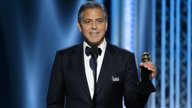 George Clooney měl na sobě odznak s nápisem Je suis Charlie. Zlatý globus získal za celoživotní dílo.