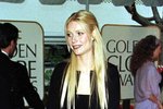 1999 - Gwyneth Paltrow v duhově modré sukni a černém topu