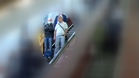 VIDEO: Potetovaný zloděj šlohl zlatý náramek v centru Prahy. Policie pátrá po něm i po jeho komplicovi