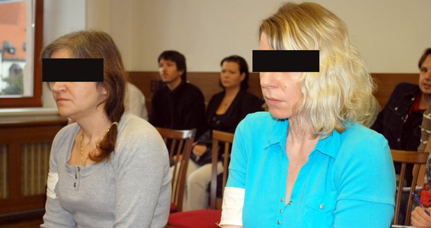 Jana K. (vpravo) a Renata K. z Tábora se před českobudějovickým krajským soudem zpovídají z brutální vraždy zlatníka