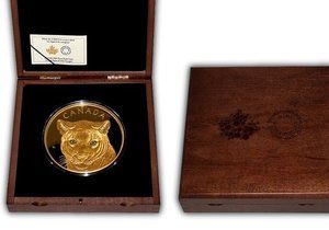 Mince je dodávána v tmavě hnědé krabičce z javorového dřeva spolu s číslovaným certifikátem věrohodnosti.