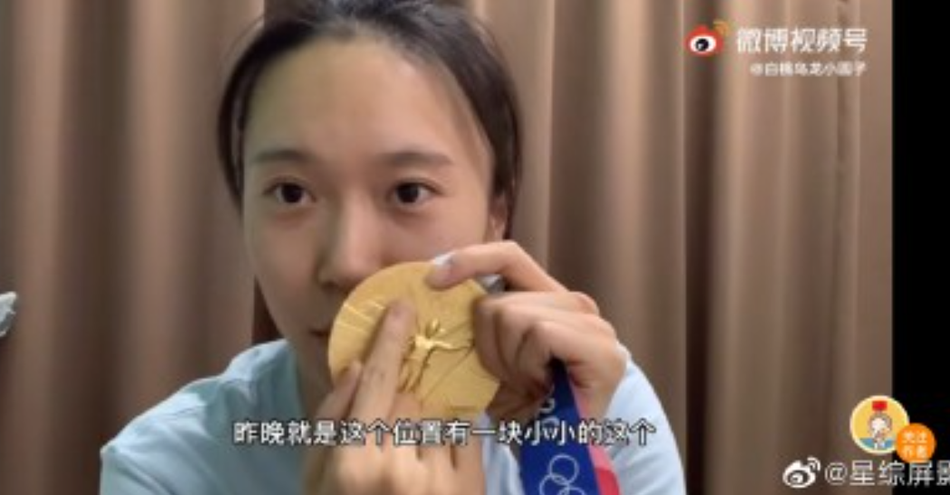 Ču Süe-jing ukazuje kaz na své zlaté medaili