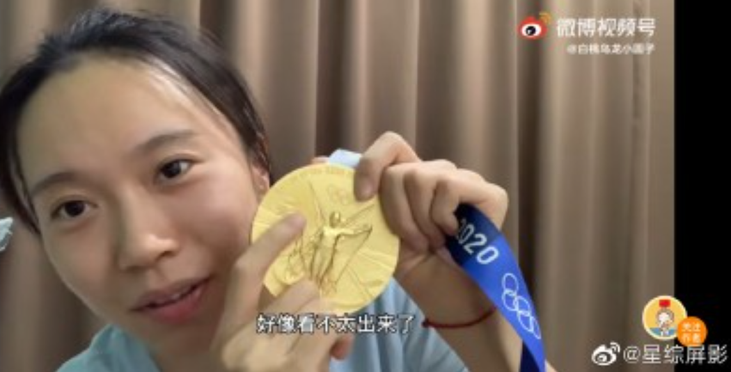 Ču Süe-jing ukazuje kaz na své zlaté medaili