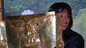 Peruánská kurátorka Patricia Arana z muzea v Limě ukazuje velkou pohřební masku, která bude jedním z taháků výstavy Zlato Inků – 1000 let prokletí na brněnském Špilberku