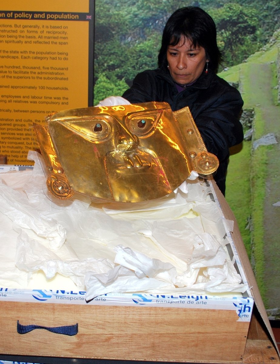 Peruánská kurátorka Patricia Arana z muzea v Limě ukazuje velkou pohřební masku, která bude jedním z taháků výstavy Zlato Inků – 1000 let prokletí na brněnském Špilberku