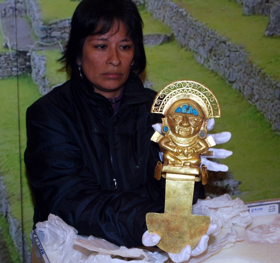 Peruánská kurátorka a archeoložka Patricia Arana ukazuje obřadní zlatý nůž z lícní strany. Nožem se při obřadech podřezávaly lamy