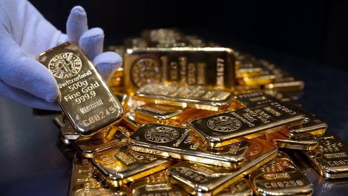 Cena zlata ve středu poprvé v historii překročila 4 500 dolarů (přes 92 tisíc korun) za troyskou unci. Cena zlata ve středu poprvé v historii překročila 4 500 dolarů (přes 92 tisíc korun) za troyskou unci.