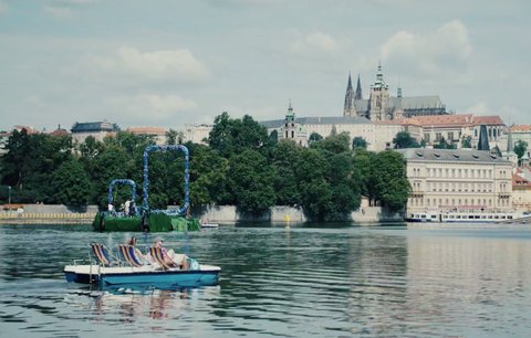 Velká plovoucí instalace překvapila v centru Prahy. Přihlásily se k ní HRDÉ NULY!