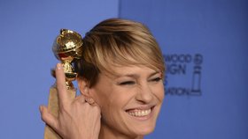 Robin Wright se se Zlatým glóbem doslova pomazlia.