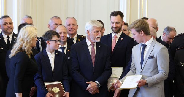 Pavel na Hradě ocenil laiky i profíky: Předal zlaté kříže za záchrany životů