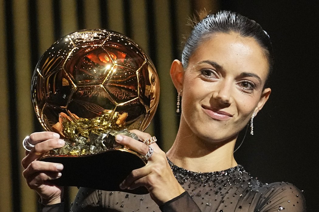 Aitana Bonmatí se svou trofejí pro nejlepší hráčku světa