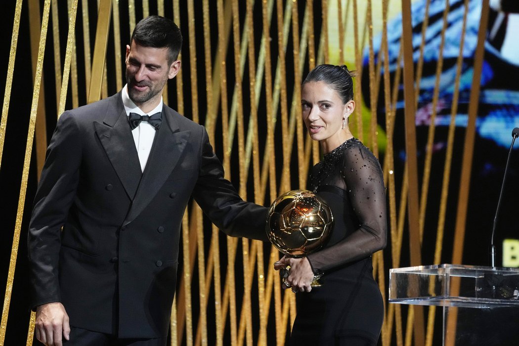 Vítězka Zlatého míče žen Aitana Bonmatí s Novakem Djokovićem