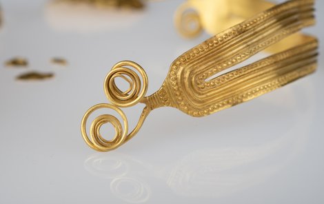 Náramek s dvojitými spirálovitými konci je charakteristický šperk pro střední dobu bronzovou. 