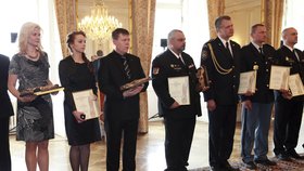 Prezident Miloš Zeman předal 16. dubna v Praze ocenění za nejlepší záchranářský čin roku 2014 Zlatý záchranářský kříž.