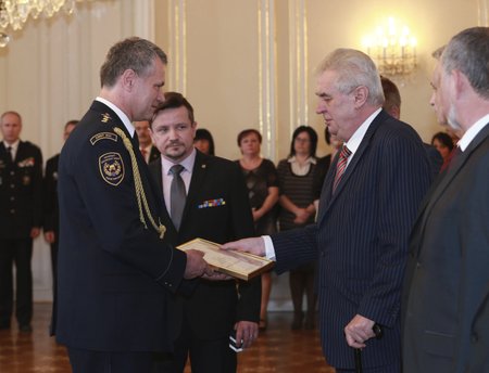 Čestné uznání obdržel npor. Mgr. Jiří Ovesný, který svým rozhodnutím stáhnout se z hořícího objektu zachránil životy mnoha zasahujících hasičů