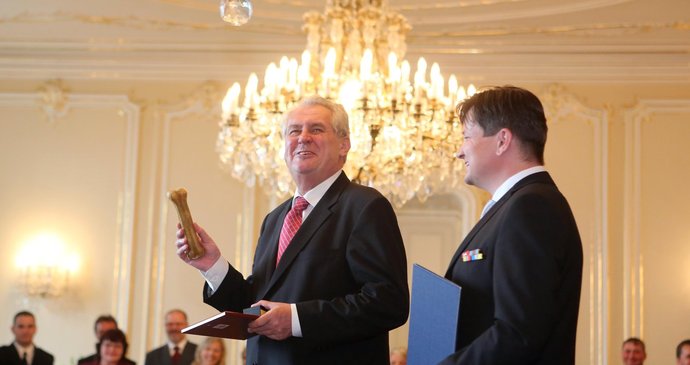 Miloš Zeman se žvýkací kostí pro jednu z oceněných - fenku Brendu