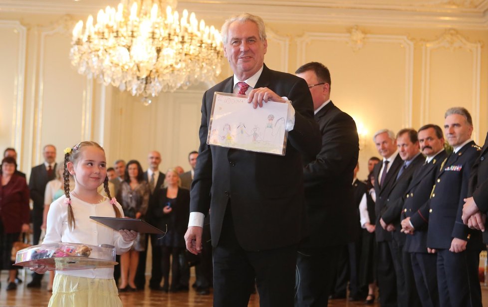 Miloš Zeman pózuje s obrázkem, který mu nakreslila malá Janička