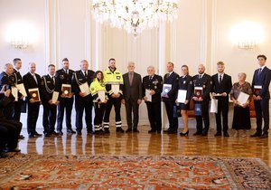 Prezident Petr Pavel předal ocenění Zlatý záchranářský kříž hrdinům, kteří svou pohotovostí zachránili žiovt