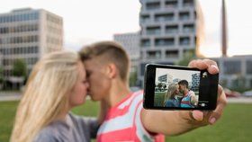 Zloděje prozradily selfie, které si fotili odcizeným mobilem.