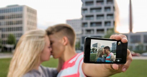 Zloděje prozradily selfie, které si fotili odcizeným mobilem.