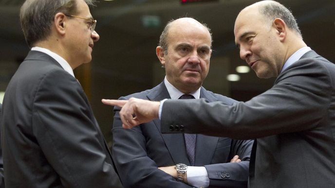 Zleva: bývalý řecký ministr financí Gikas Hardouvelis, španělský ministr hospodářství Luis de Guindos a eurokomisař pro finanční otázky Pierre Moscovici