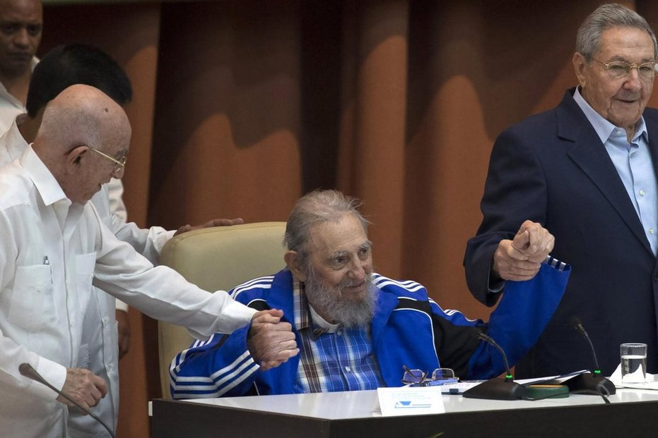 Zleva Jose Ramon Machado Ventura, Fidel Castro a Raul Castro